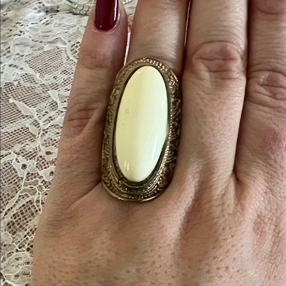 Elegant Cream and Gold Women's Ring